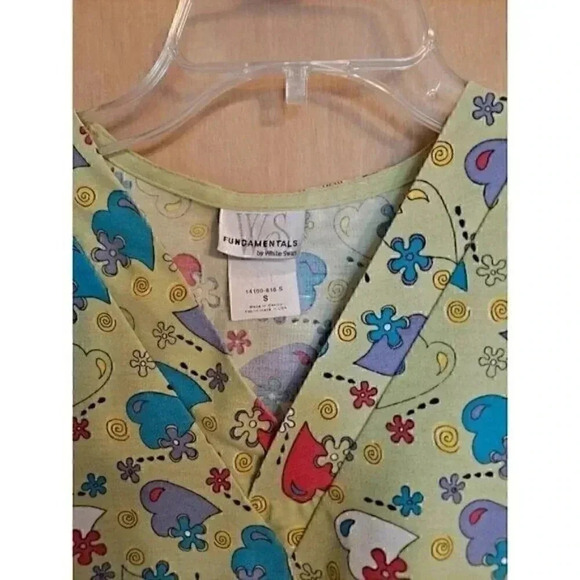 White Swan Fundamental's Women's Nurses Light Green Hearts Scrub Top Shirt S - Picture 4 of 4
